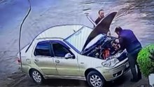 Alev alan otomobili oto yıkama tabancasıyla söndürdüler; o anlar kamerada