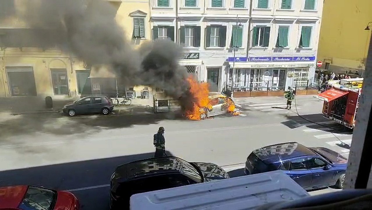 Livorno, auto completamente distrutta dalle fiamme