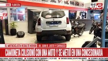 Camioneta chocó con una moto y terminó incrustada en una concesionaria