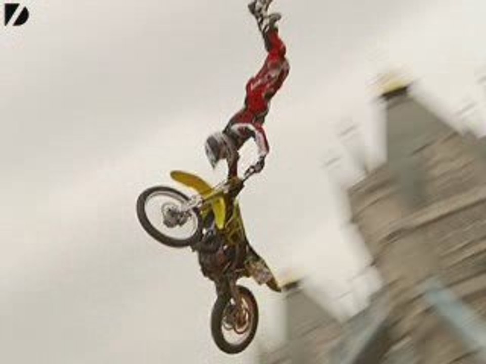 Motorbike Stunts - Bus Backflip