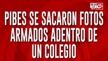 Tremendo: pibes se sacaron fotos portando armas en el interior de un colegio