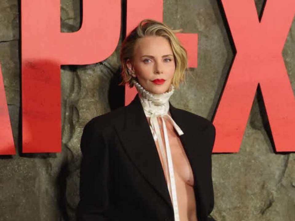 Charlize Theron begeistert im Blazer-Look ohne Top