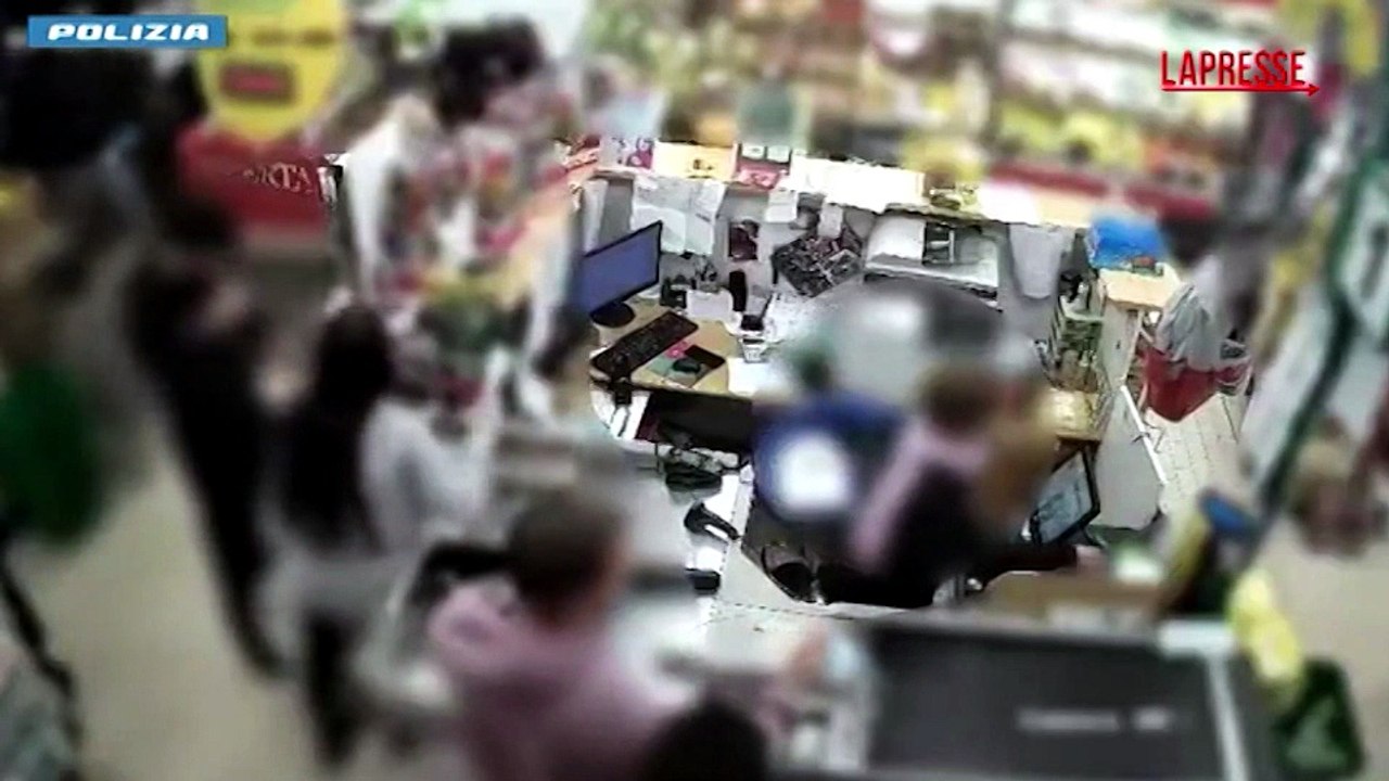 Roma, rapina al supermercato con maschera in silicone: arrestato 51enne