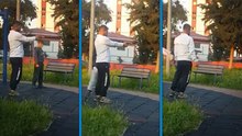 Parkta oyuncak silahla atış talimi kamerada