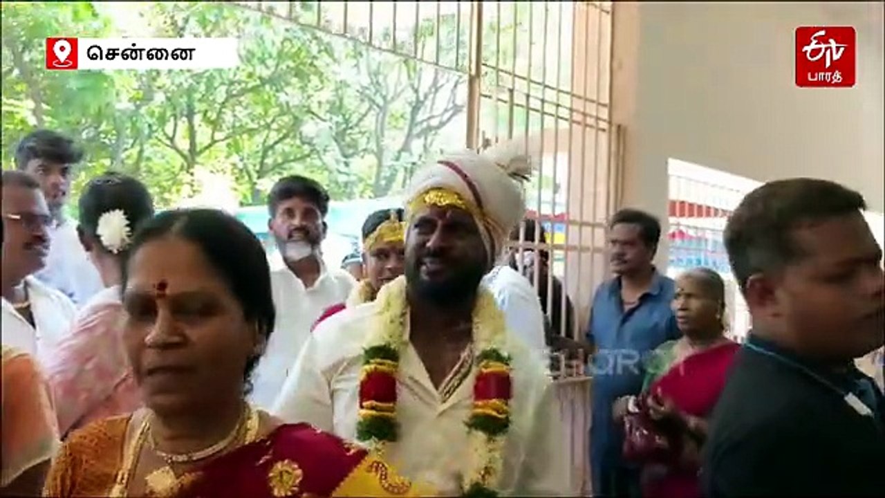 திருமணமான கையோடு வாக்களித்த தம்பதி