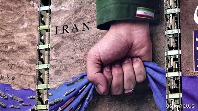 Teheran sfida Trump con un maxi-banner su Hormuz