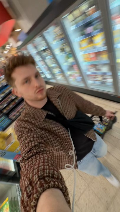 Direction l’Allemagne pour acheter des glaces 😍🎉✨  plein de glaces différentes que ce soit des bennes et Jerry, des spéculoos ou encore les nouveautés des glaces de Dubaï, il y en a vraiment pour tous les goûts ! Tu aurais pris lesquelles toi ?