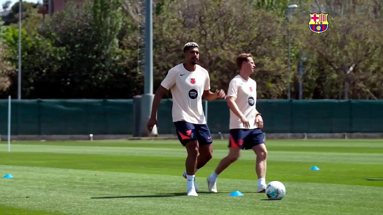 Cancelo se entrena con normalidad en el entrenamiento de recuperación del Barcelona