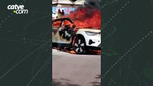 Carro elétrico pega fogo e fica completamente destruído em Curitiba