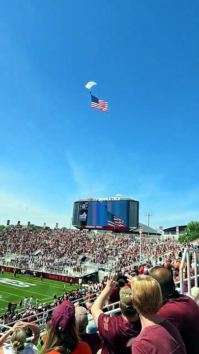 Parachutiste coincé sur l'écran géant d'un stade