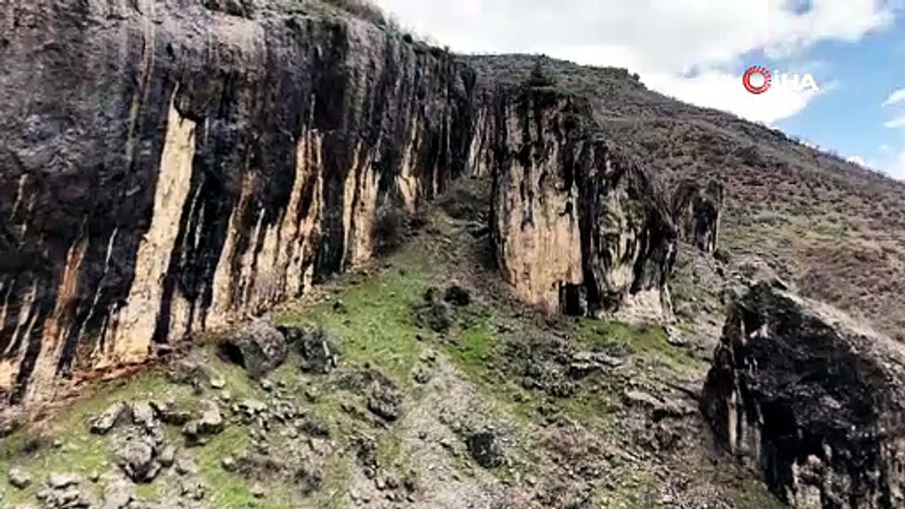 Yağış sonrası kayadan fışkıran su büyüledi
