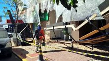 Queda de revestimento provoca desabamento de estrutura de proteção em edifício no Centro