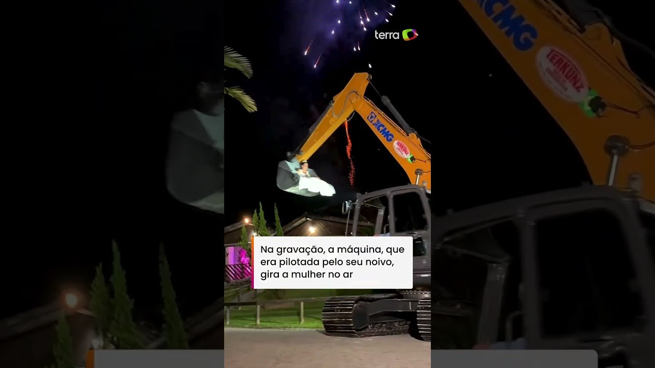 Noiva surpreende e chega 'voando' para casamento dentro de concha de escavadeira em SC #shorts