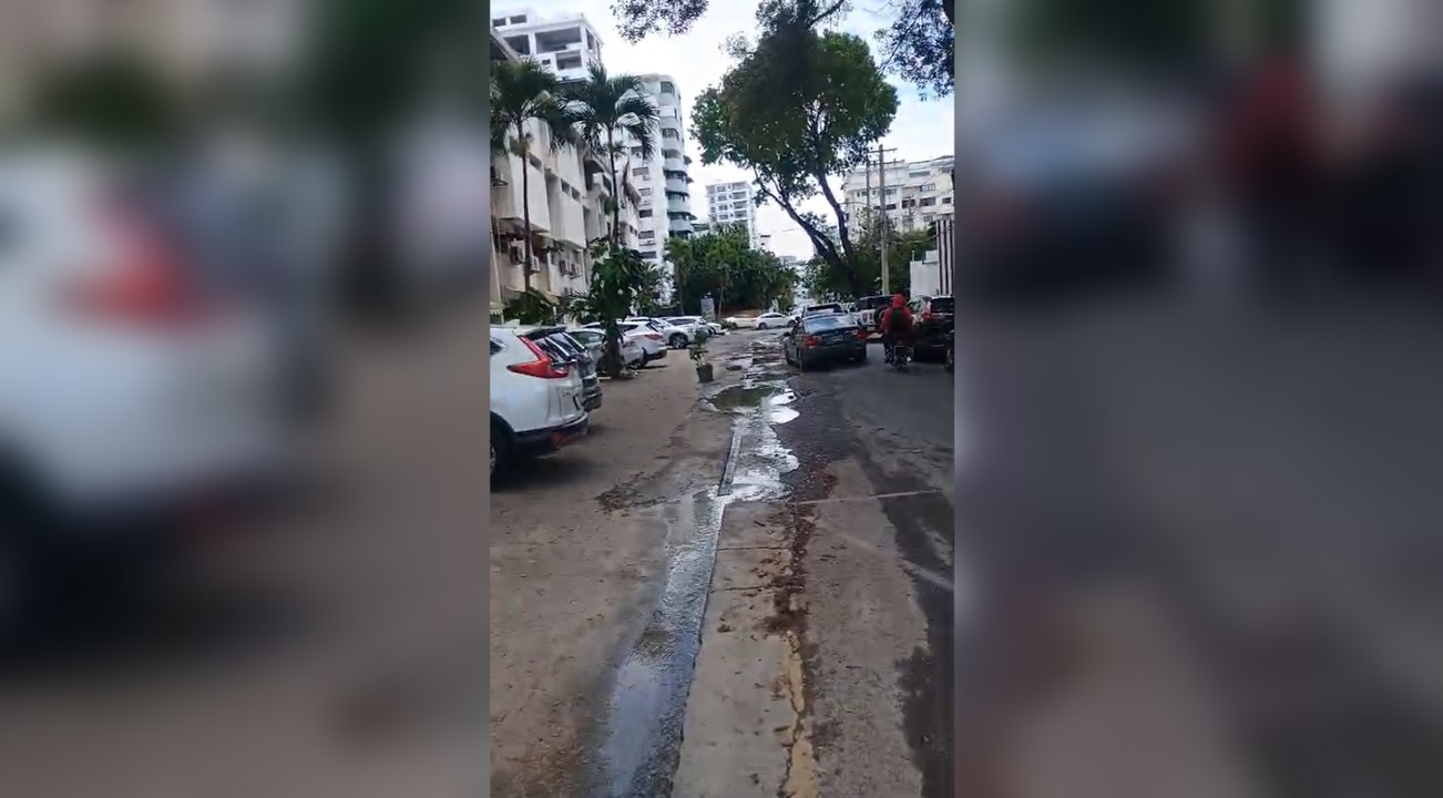 Residentes en Naco exigen a la Caasd reparación definitiva de tubería tras fuga de agua