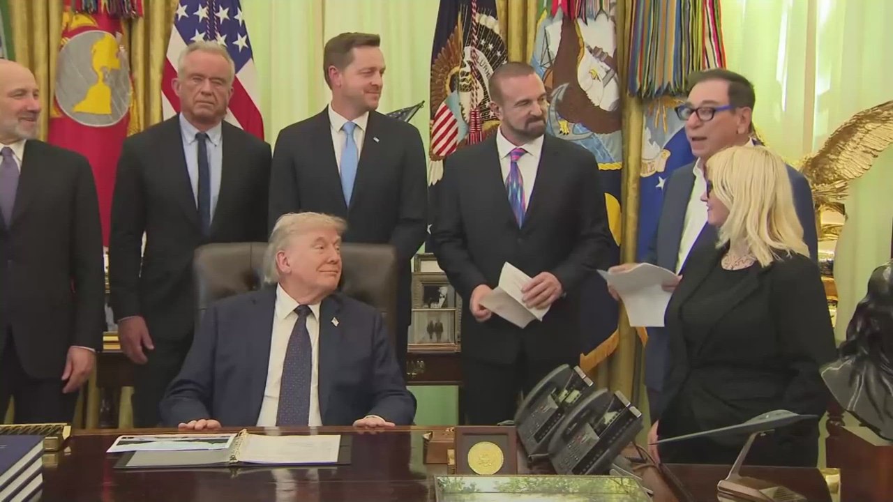 Trump Caught Dozing Off Mid-Discussion in Oval Office Meeting