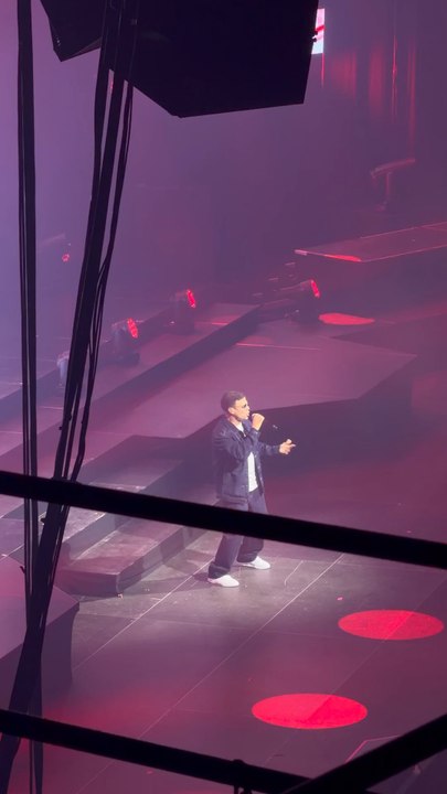 Amine performs “J’voulais” live in Paris during the I Gotta Feeling tour, delivering a powerful urban performance that blends French emotion with high-energy stage vibes