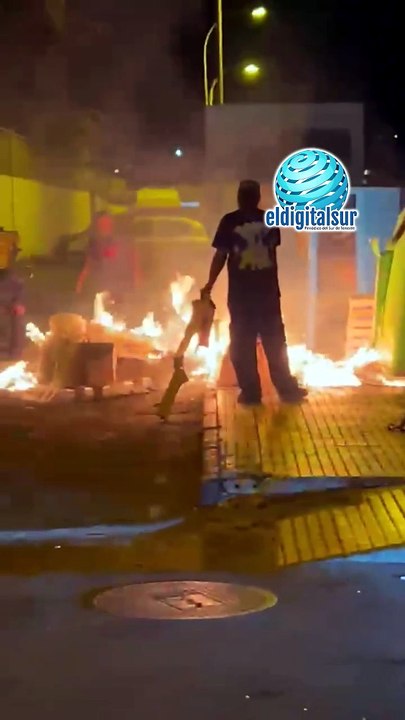 Vecinos de Las Galletas evitan que un incendio arrase con varios vehículos del parking "La Ballena"
