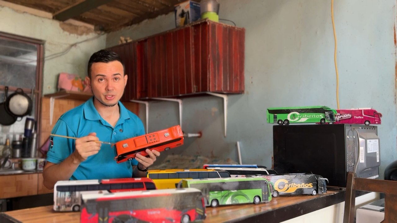 mqn-estos-buses-ticos-no-ruedan-las-calles-viven-en-la-madera-tallada-por-un-artesano-de-aserri-230426