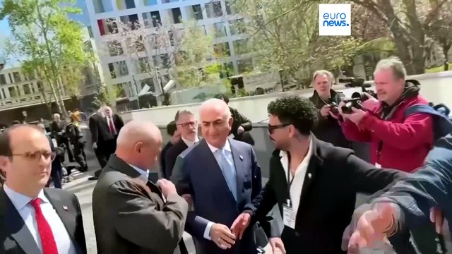 رضا پهلوی پس از نشست خبری برلین و انتقاد از آتش‌بس ایران و آمریکا با مایعی قرمز هدف حمله قرار گرفت