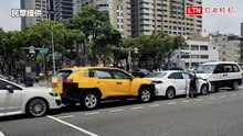 高市警備車偏移失控撞4車   幸無人傷