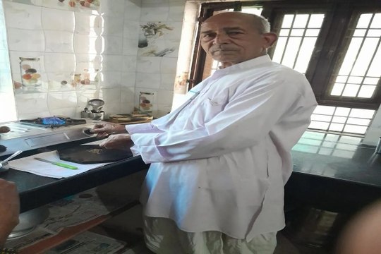 swm news: गोबर गैस से आत्मनिर्भर: दो दशक से गोबर गैस पर पका रहे खाना