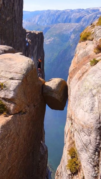 What a daring effort- standing thousands of feet in the air on a chokerock! #rockclimber #dangeeous