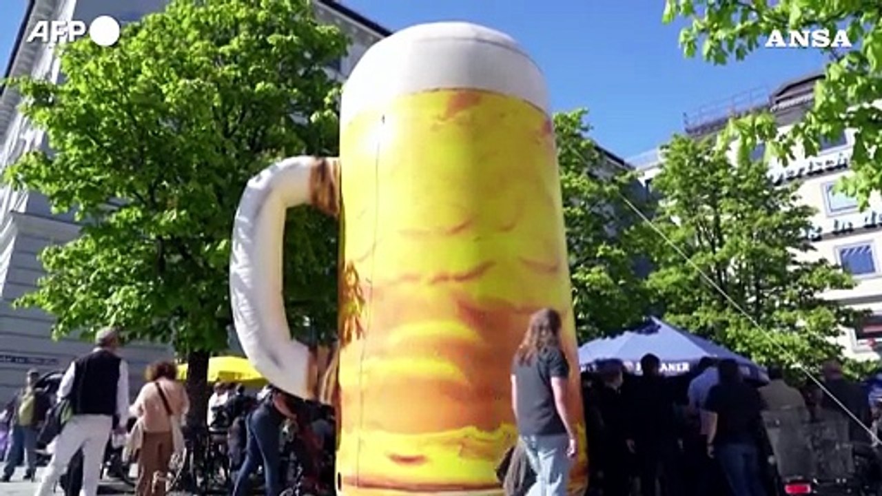 Monaco di Baviera, mille litri di boccali gratis per la Giornata della birra