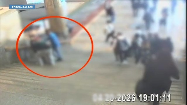Milano, in due lo aggrediscono sulle scale della stazione Centrale e gli strappano il trolley, lui reagisce