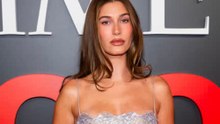 Hailey Bieber legt Glamour-Auftritt in eleganter Silberrobe hin