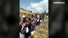 "Abrid el paso": niños palestinos reclaman ir al colegio frente a una alambrada puesta por el ejército israelí -