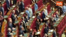 Centrodestra canta Inno di Mameli in Aula alla Camera, le opposizioni si uniscono