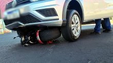 Adolescente sem capacete e de scooter elétrica sobrevive a grave acidente em Cascavel