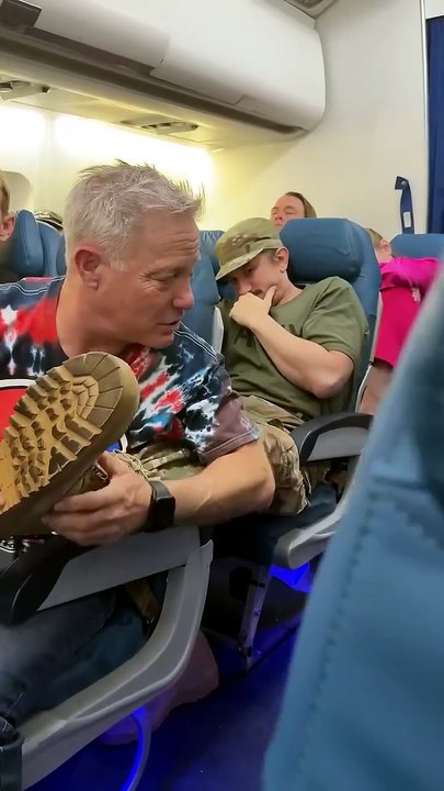 He surprised his father on the plane! He wasn't expecting it🥰😍🥹
