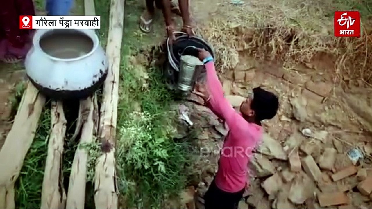 बैगा बाहुल्य गांवों में पेयजल समस्या, कुएं में उतरकर गंदा पानी पीने को मजबूर