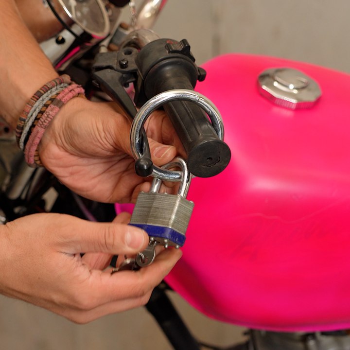 Simple vehicle security tip everyone needs 🛵😮