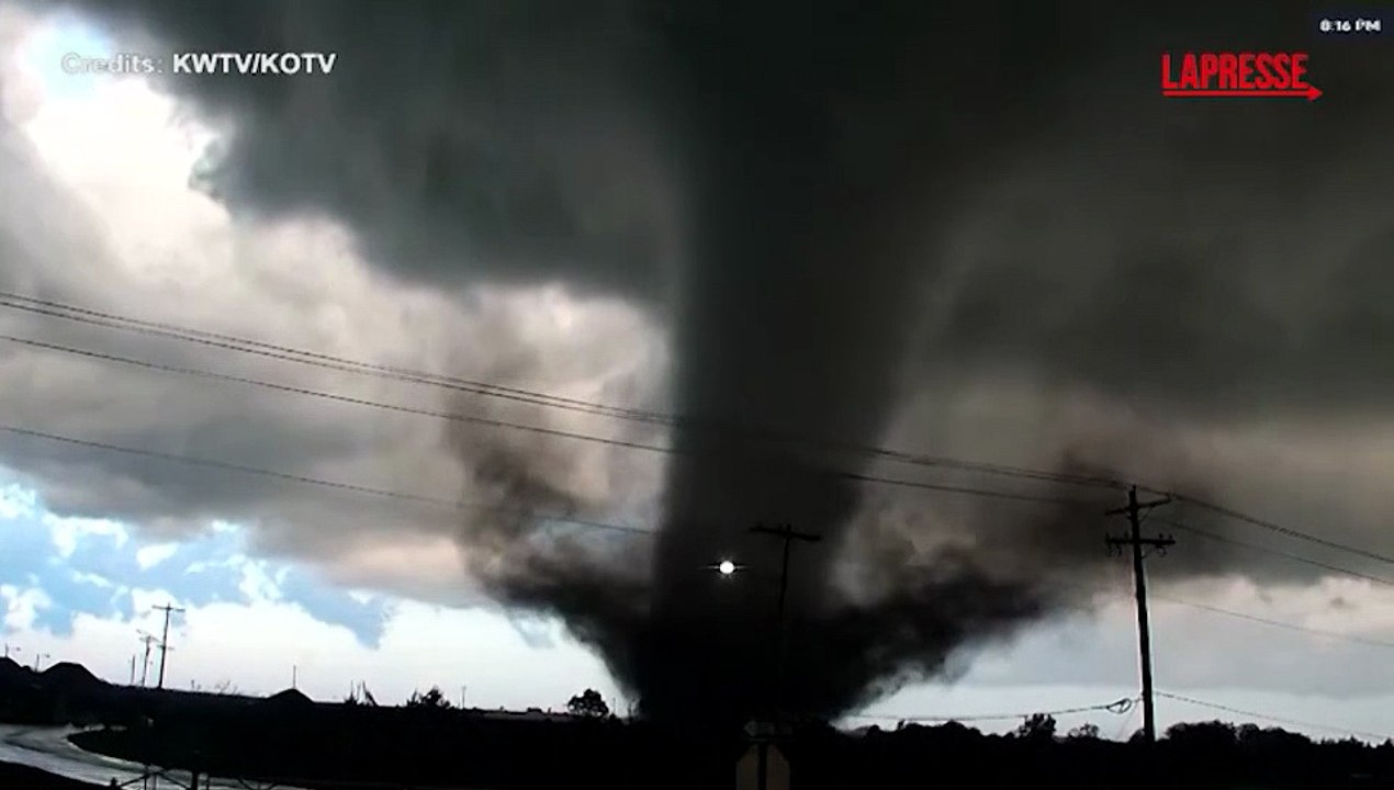 Tornado si abbatte sull'Oklahoma e scoperchia le case: le immagini spettacolari