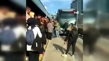 CHP'li İBB'nin ulaşım beceriksizliği vatandaşı çileden çıkardı: Metrobüs hattında "İnsan Barikatı!"