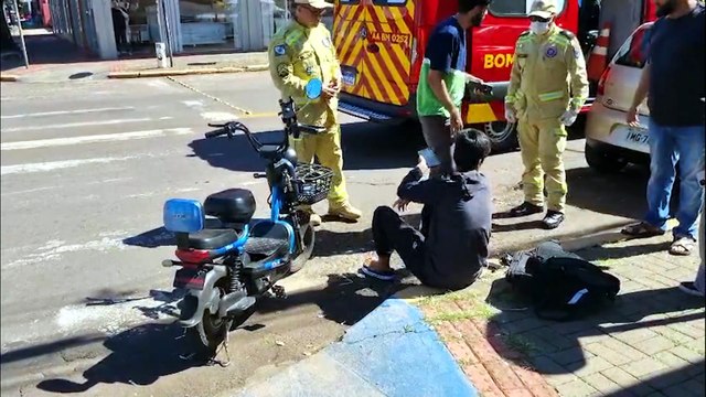 Homem com deficiência auditiva fica ferido após colisão entre autopropelido e carro no Centro