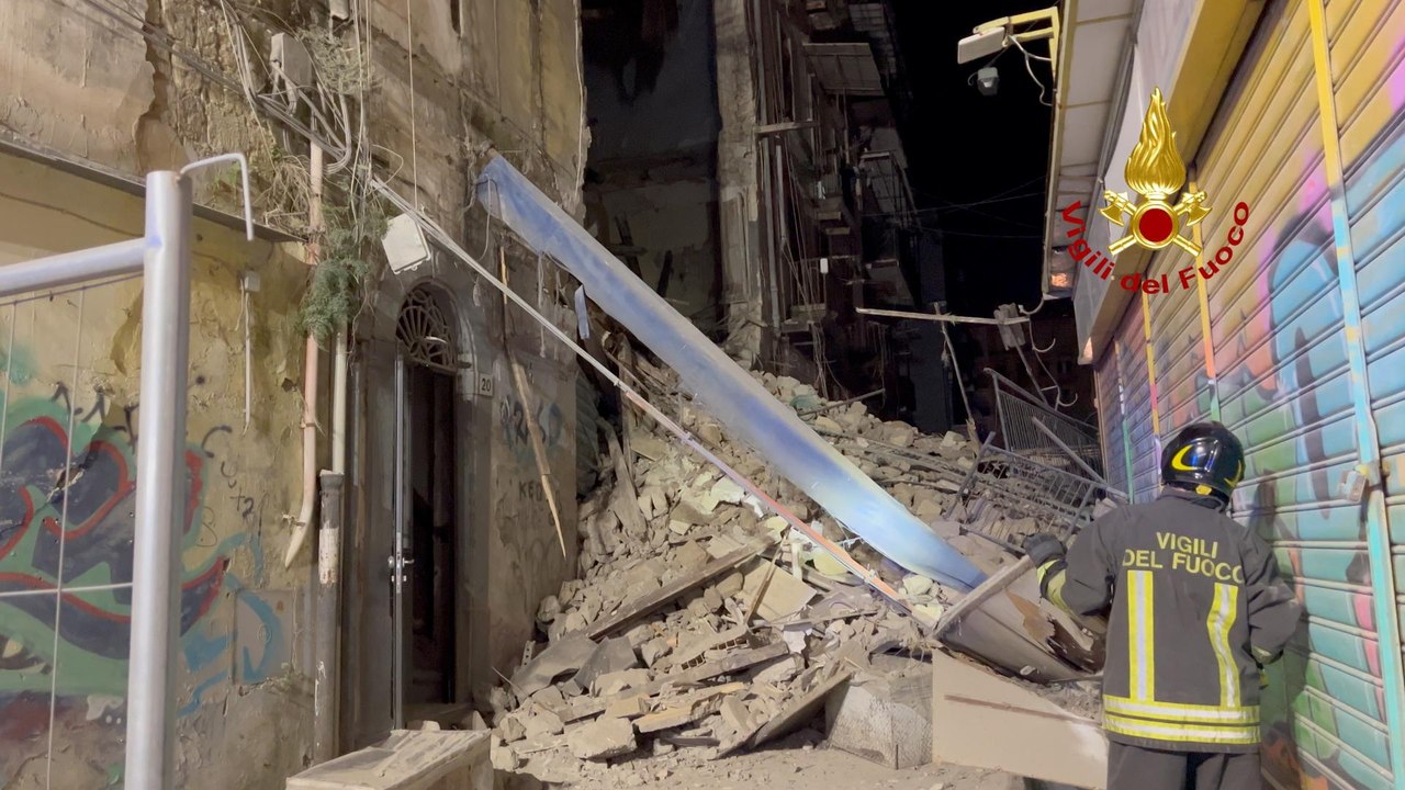 Napoli, crolla palazzina abbandonata (24.04.26)