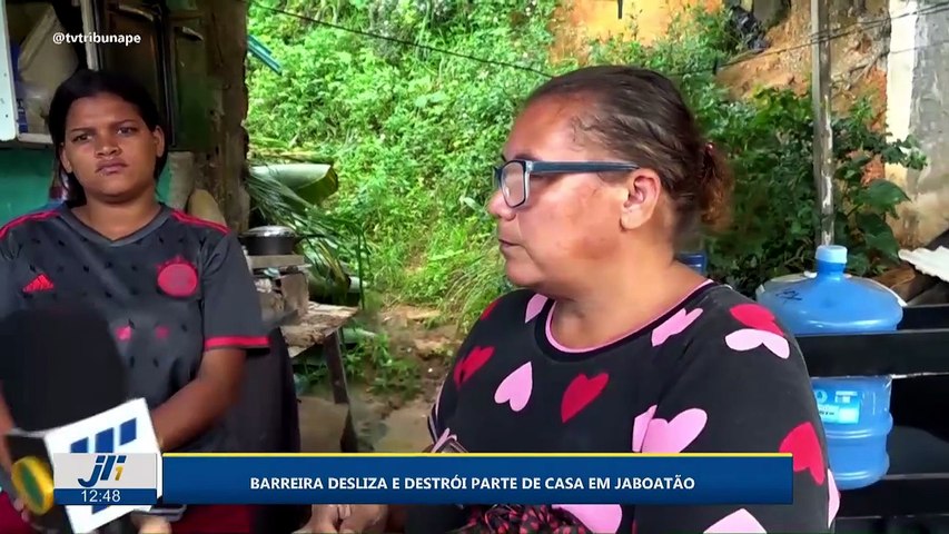 Barreira desliza e destrói parte de casa em Jaboatão
