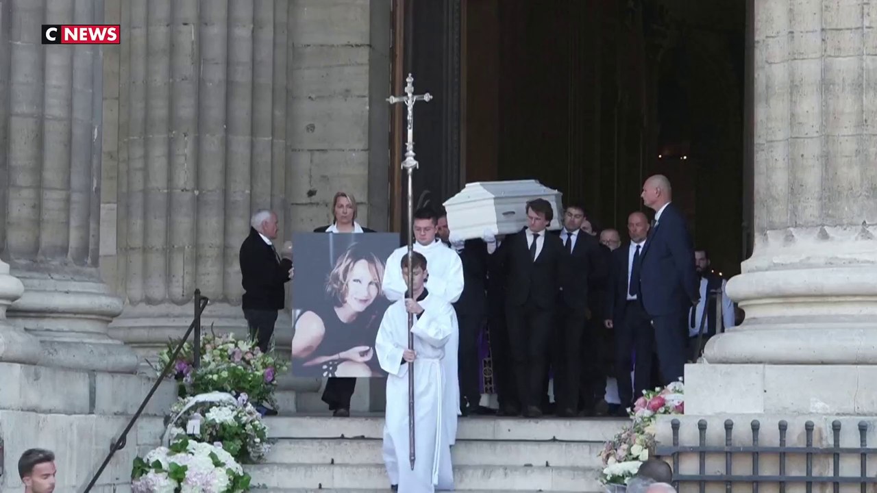 Obsèques de Nathalie Baye : les stars et proches de l'actrice réunis à Paris pour un dernier hommage