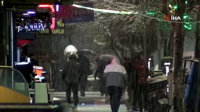 Kars’ta bahar yerini kışa bıraktı: Kar yağışı kenti beyaza bürüdü