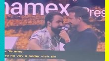 Aaron Paul y Javier Ibarreche ¿casi se besan en la #CCXPMX26?