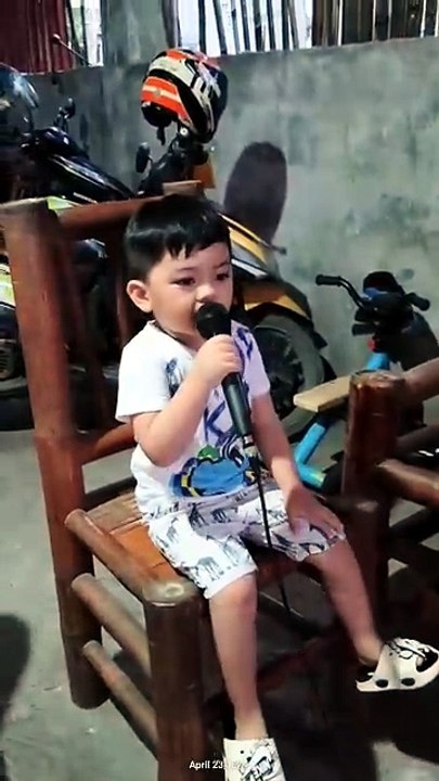 Grey sings 'head, shoulder, knees and toes'