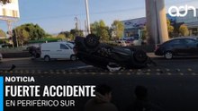 Por esquivar un bache, jóvenes chocan con tráiler y se vuelcan en Periférico Sur