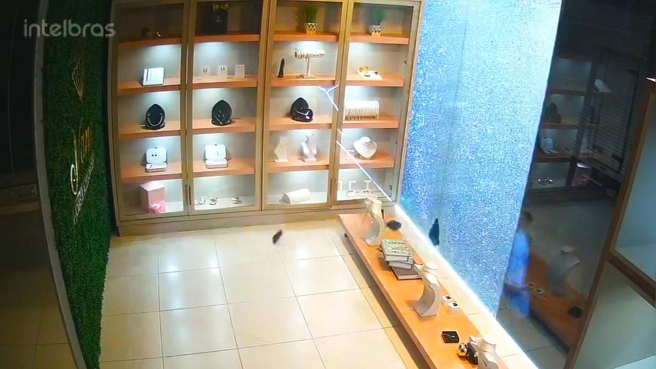 Criminoso quebra vitrine com pedra e furta joias no centro de Cascavel