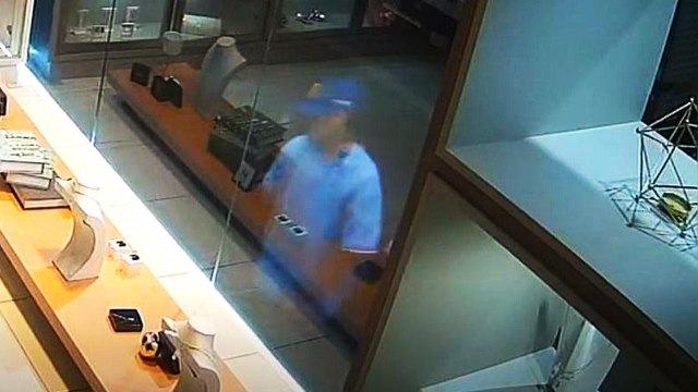 Imagens mostram ação rápida de criminosos em furto a loja de joias