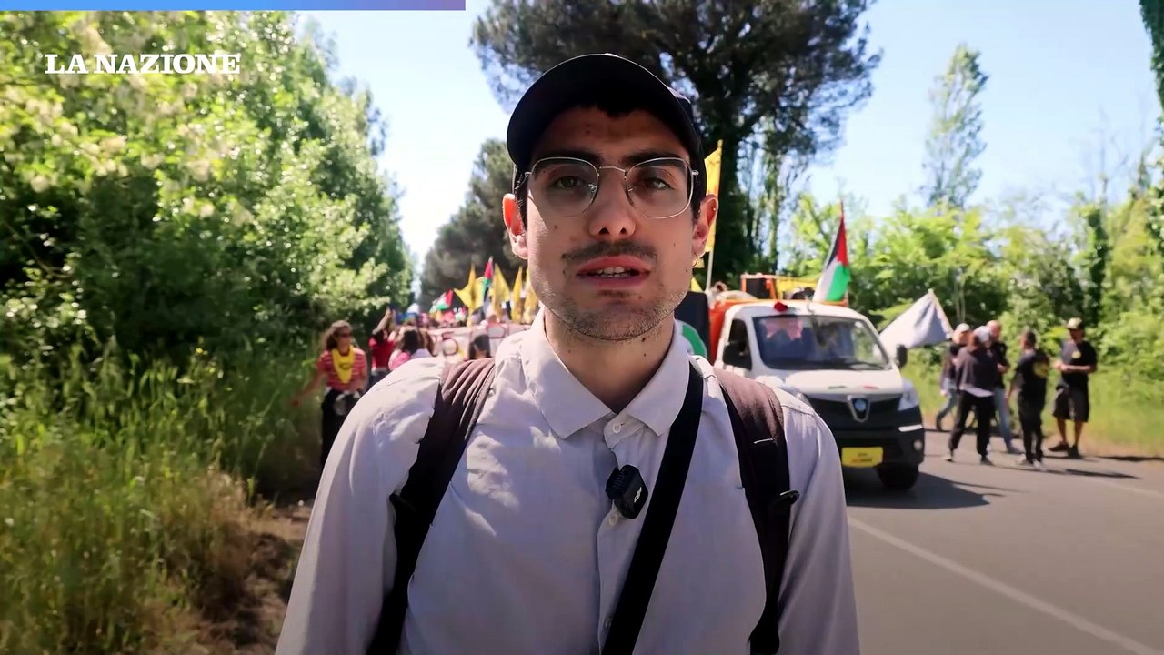Corteo No Base del 25 aprile: 500 in marcia davanti alla base americana Camp Darby