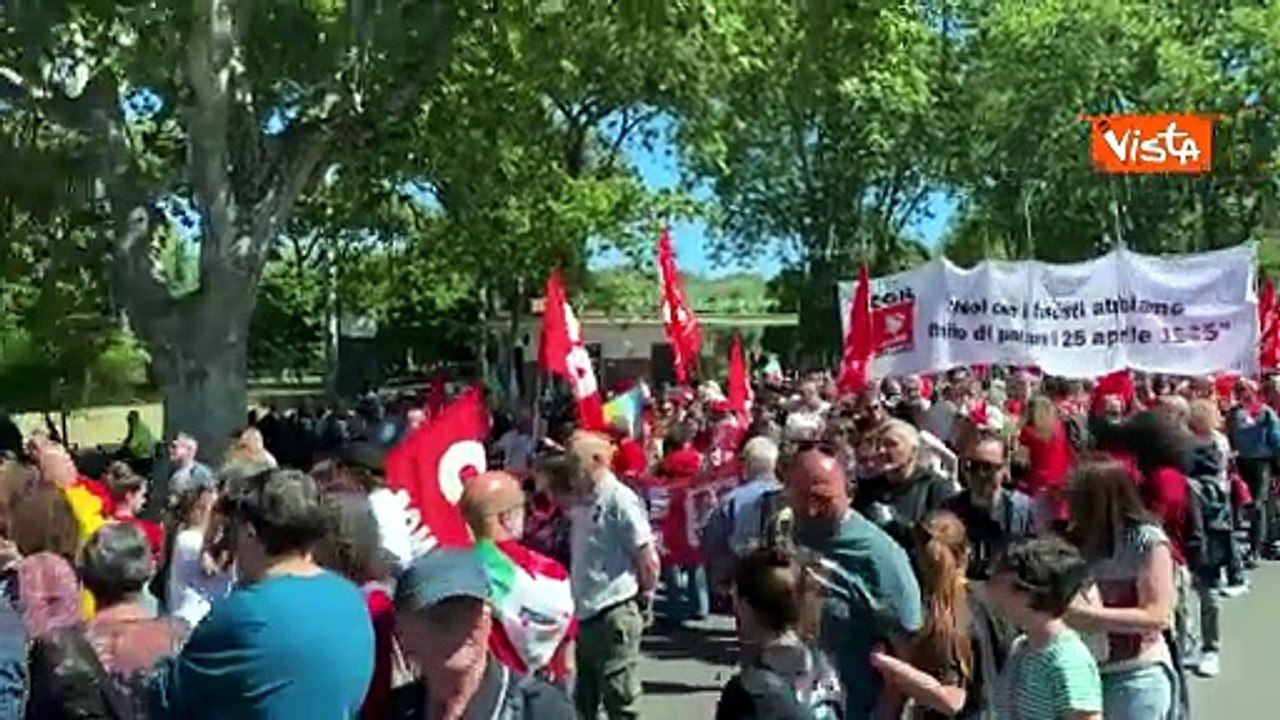 'Noi coi fascisti abbiamo finito di parlare il 25 aprile 1945', striscione Cgil al corteo 25 aprile