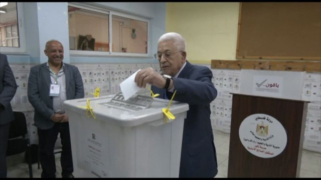 Abu Mazen vota alle municipali in Cisgiordania: Siamo democratici